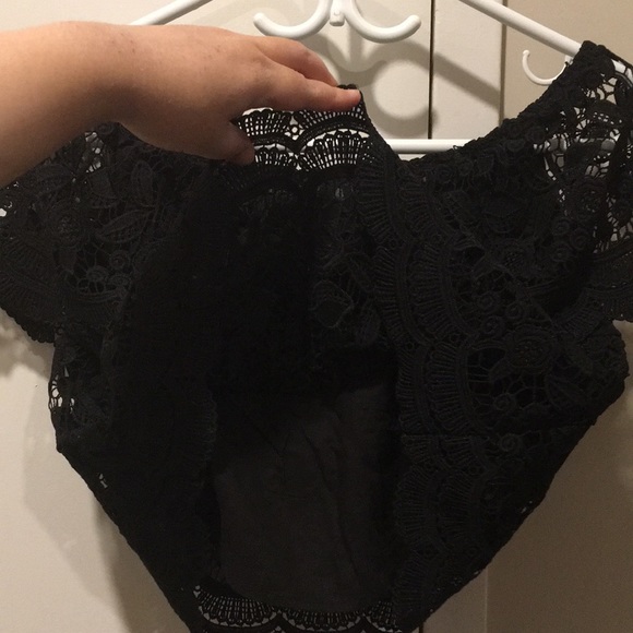 Glamorous Off-Shoulder Lace Crop Top - Picture 4 of 7
